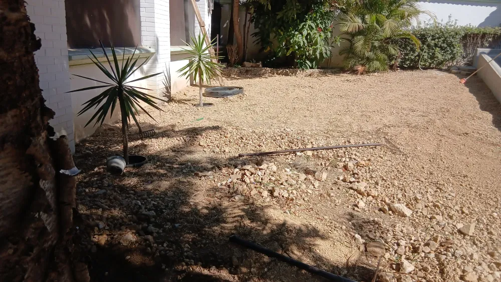 Terreno de tierra y grava antes de instalar el jardín