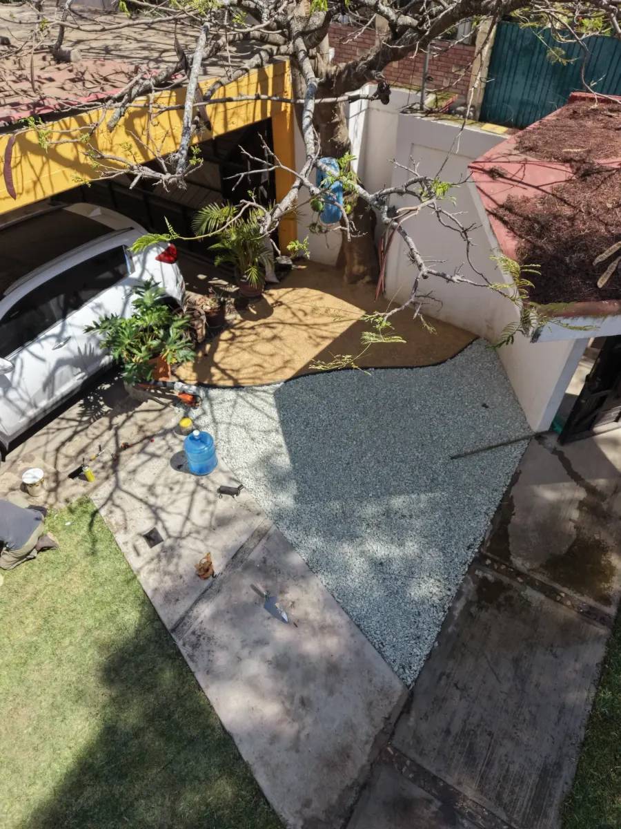 Vista aérea de un área de grava decorativa en instalación