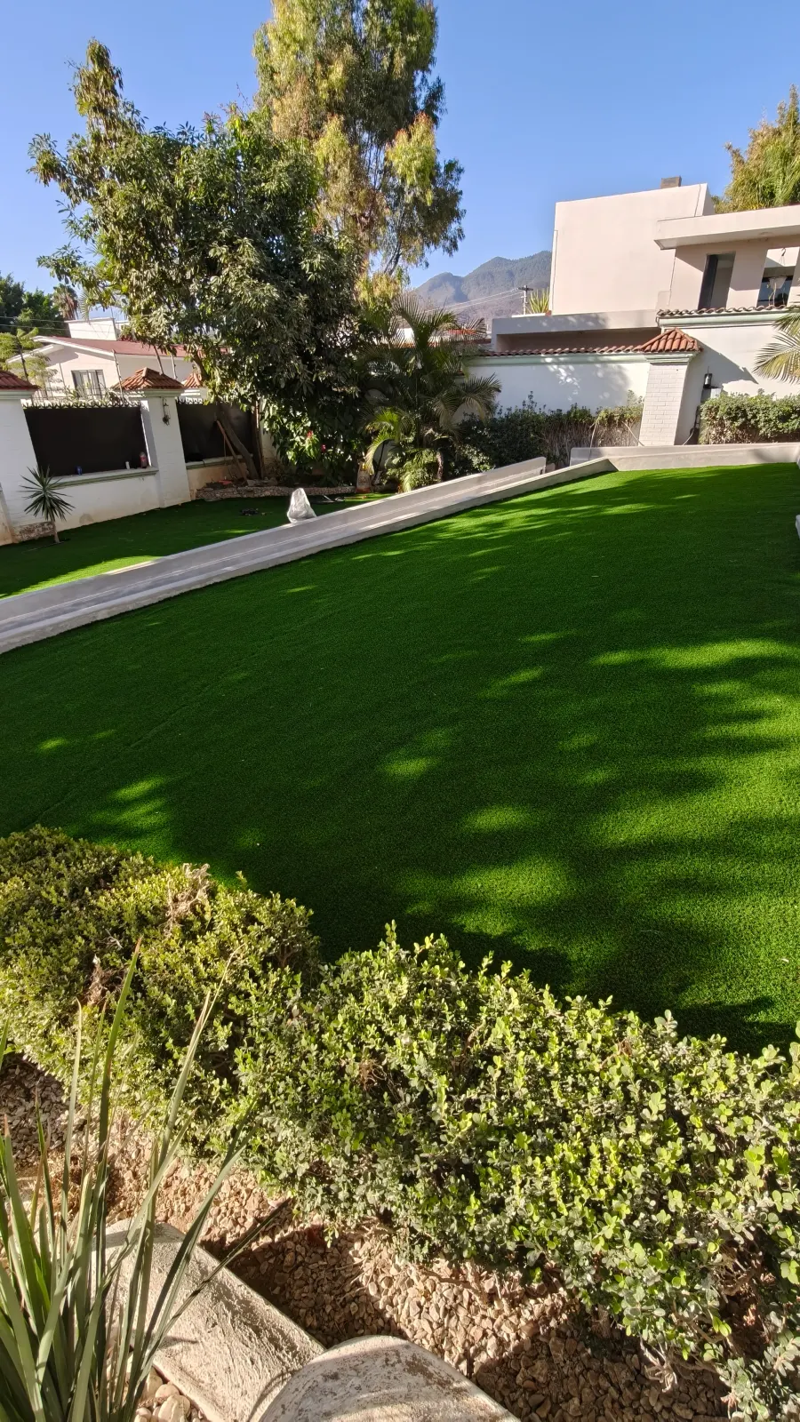 Jardín amplio de pasto sintético con vista a las montañas de Oaxaca