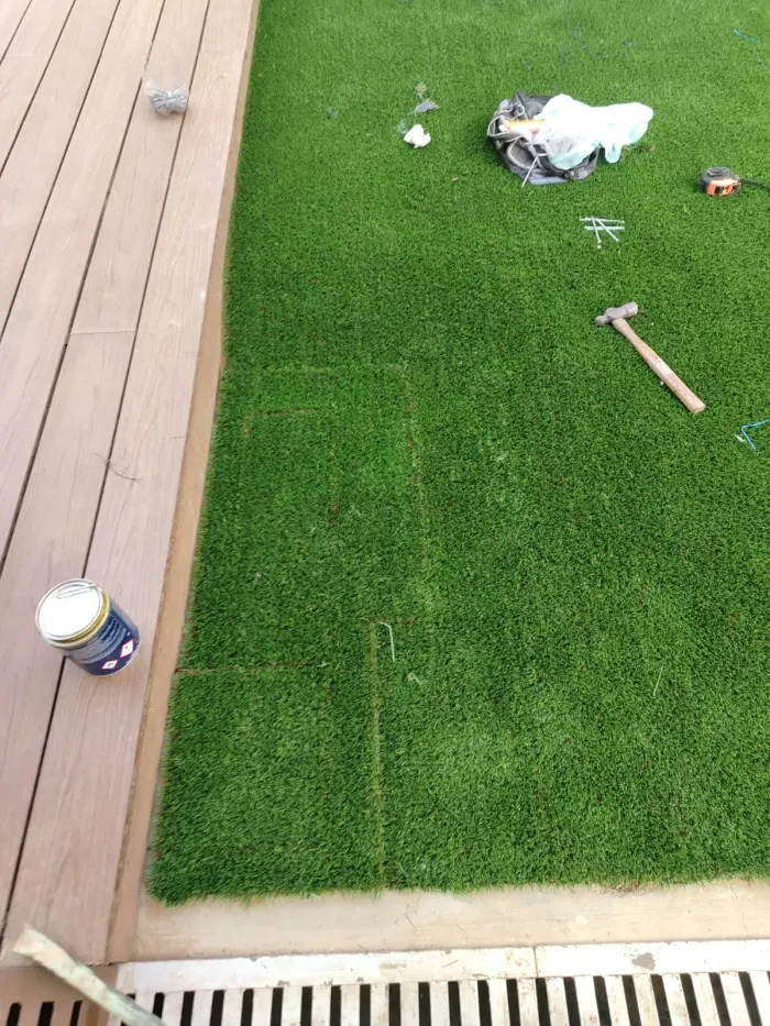 Instalación de pasto sintético en proceso